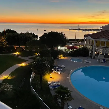 Apartment Vue Et Piscine, Avec Balcon - 1 Min De La